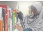 ilustrasi-pustakawan-tengah-menata-buku-di-rak-perpustakaan.jpg