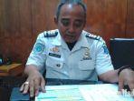 imam-hidayat-saat-mengecek-catatan-data-penumpang.jpg