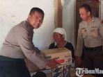 iptu-bambang-irawan-saat-memberikan-bantuan.jpg