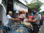 iptu-barid-fauzan-saat-menyerahkan-nasi-bungkus-dan-air-mineral-ke-tukang-becak.jpg