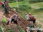jalan-di-pamekasan-longsor-diterjang-hujan.jpg