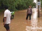 jalan-poros-desa-di-kecamatan-parengan-kabupaten-tuban-terendam-banjir.jpg