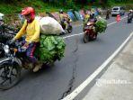 Jalan di Kawasan Payung Kota Batu Terbelah, Tembok Warung Pinggir Jalan Retak, Pedagang Waswas