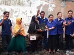 jeanette-saat-menyerahkan-bibit-padi-polibag-ke-warga.jpg