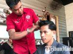 jerry-halim-manager-development-broadway-barbershop-saat-melakukan-styling-rambut.jpg