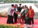 jokowi-saat-meresmikan-4-ruas-jalan-tol-trans-jawa-di-jatim.jpg