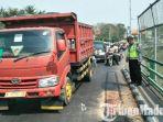 kakek-dilindas-truk-di-jembatan-tol-jalan-raya-wates-desa-kedensari-tanggulangin-sidoarjo.jpg