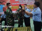 kalapas-kelas-iia-pamekasan-hanafi-dan-personel-kompi-516-cek-senjata-di-lapas-kelas-iia-pamekasan.jpg