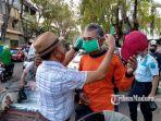 kalapas-pamekasan-memakaikan-masker-ke-tukang-becak-di-depan-gedung-pendopo-budaya.jpg