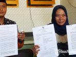 kamarullah-kuasa-hukum-dari-tersangka-latifa-saat-beberkan-dokumen-waktu-lalu.jpg