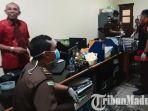 kantor-yayasan-kas-pembangunan-ykp-di-surabaya-saat-digeledah-oleh-kejati-jatim.jpg