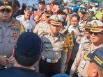 kapolda-jatim-irjen-pol-luki-hermawan-saat-meninjau-lokasi-maut-di-jalan-raya-surabaya-malang.jpg