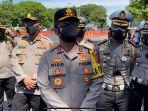 kapolda-jatim-irjen-pol-nico-afinta-saat-meninjau-langsung-penyekatan-di-bundaran-waru.jpg