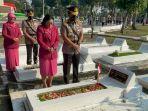 kapolda-jatim-ziarah-ke-makam-kakek-yang-seorang-pahlawan.jpg