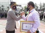 kapolres-bangkalan-ketika-memberikan-reward-kepada-kanitreskrim-polsek-kwanyar.jpg