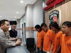 kapolres-gresik-akbp-adhitya-panji-anom-menanyai-para-pelaku-pengeroyokan.jpg