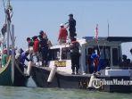 kapolres-membagikan-paket-sembako-pada-puluhan-nelayan-di-tengah-laut.jpg