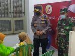 kapolres-pamekasan-akbp-rogib-triyanto-saat-mengecek-vaksinasi-yang-digelar-bin-jatim.jpg