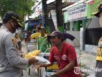 kapolres-pamekasan-saat-memberikan-paket-sembako-gratis.jpg
