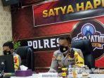 kapolres-sampang-akbp-abdul-hafidz-kiri-saat-menyampaikan-analisa-dan-evaluasi-anev.jpg