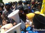 kapolres-sampang-akbp-abdul-hafidz-menemui-demontran-di-depan-mapolres-sampang.jpg