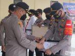 kapolres-sampang-akbp-abdul-hafidz-saat-menyerahkan-piagam-penghargaan.jpg