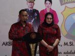 kapolres-sampang-akbp-arman-kiri-saat-berada-di-mapolres-sampang.jpg