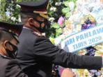 kapolres-sampang-saat-meletakkan-karangan-bunga.jpg
