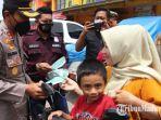 kapolres-sumenep-akbp-darman-membagikan-500-masker-bagi-warga-dan-pedagang-di-pasar-anom-baru.jpg