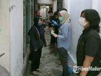 kasat-reskrim-polres-kediri-kota-akp-verawaty-thaib-melakukan-olah-tkp-di-rumah-korban.jpg