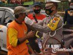 kasatlantas-polres-bangkalan-akp-andhika-mizaldi-lubis-membagikan-masker.jpg