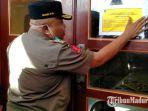 kasatpol-pp-pamekasan-kusairi-pada-senin-22-juni-2020-lalu-saat-menyegel-tempat-hiburan-karaoke.jpg