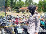 kasubbag-humas-polres-pamekasan-akp-nining-dyah-saat-mengontrol-ratusan-motor.jpg