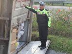 kecelakaan-truk-boks-bernopol-b-9338-pxt-bermuatan-ratusan-paket-jasa-ekspedisi.jpg
