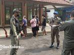 keluarga-kehabisan-bekal-saat-dievakuasi-ke-kantor-dinas-sosial-kota-kediri-oleh-satpol-pp-kediri.jpg