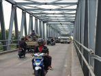 kendaraan-berat-melintas-di-jembatan-ploso-lama-kabupaten-mojokerto.jpg