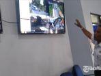 kepala-bidang-kabid-hubungan-darat-dishub-sampang-moh-chotibul-umam-menunjukkan-cctv.jpg