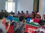 kepala-bpbd-sampang-anang-djoenaidi-masuk-agama-islam-dengan-membaca-kalimat-syahadat.jpg