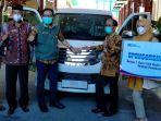 kepala-bri-pamekasan-darwis-muhammad-menyerahkan-mobil-operasional-untuk-ukm-ke-bupati.jpg