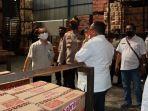kepala-dinas-perindustrian-dan-perdagangan-disperindag-pamekasan-achmad-saifuddin-sidak.jpg
