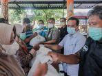 kepala-dinas-sosial-dinsos-pamekasan-moch-tarsun-tengah-saat-memberikan-bansos.jpg