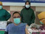 kepala-disperindag-pamekasan-achmad-sjaifuddin-saat-disuntik-vaksin.jpg