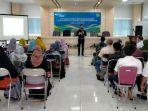 kepala-kcp-bpjs-ketenagakerjaan-pamekasan-db-indra-fitriawan-sosialisasi-program-bpjamsostek.jpg