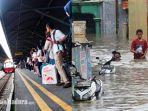 kereta-api-yang-tiba-di-stasiun-di-surabaya-dan-banjir-di-jakarta.jpg