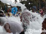 keseruan-pengunjung-ciputra-waterpark-surabaya-mandi-busa-dalam-acara-amazing-of-imlek.jpg
