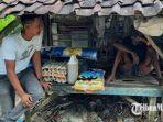 ketua-barisan-maha-santri-loyalis-khofifah-jawa-timur-holili-saat-mendatangi-rumah-nenek-sidah.jpg