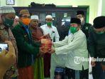 ketua-dpc-pkb-sumenep-kh-imam-hasyim-saat-memberikan-bantuan.jpg