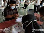 ketua-dprd-pamekasan-fathorrahman-saat-dilakukan-pemeriksaan-kesehatan.jpg
