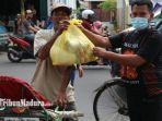ketua-gapura-pamekasan-abdul-razak-kanan-memberikan-paket-sembako-tukang-becak-di-pamekasan.jpg