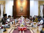 khofifah-indar-parawansa-rapat-bersama-bupati-bondowoso-salwa-arifin.jpg